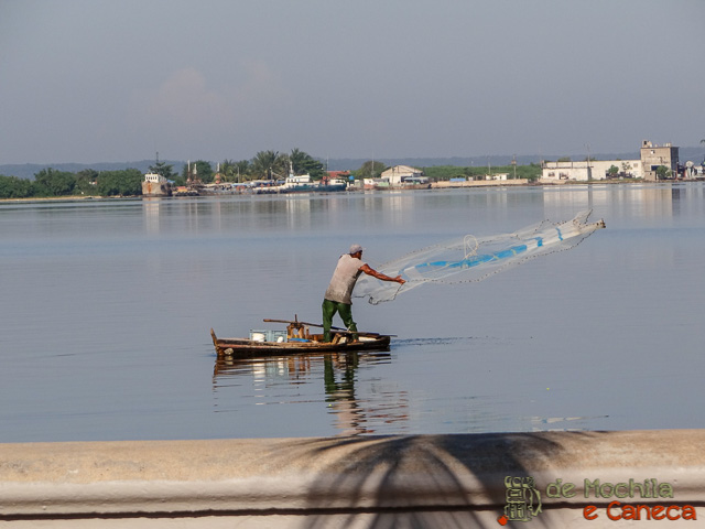 Pescador na baia de Cienfuegos. Cienfuegos - Cuba-Pescador