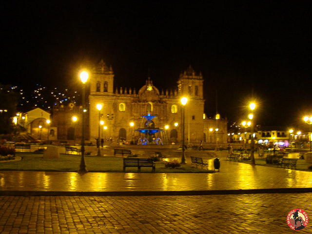 Plaza de Armas iluminada à noite. Plaza de Armas iluminada à noite.
