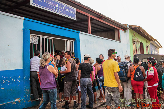 Cubanos em busca de hospedes. Trinidad_Cuba-Terminal de onibus