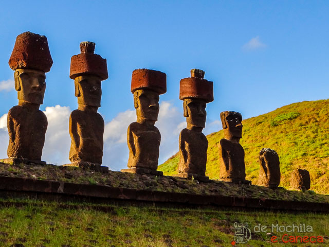 Ahu Nau Nau - Praia de Anakena O que fazer na Ilha de Páscoa- Atrações na Ilha de Páscoa