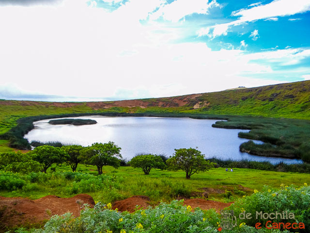 Cratera do vulcão Rano Raraku O que fazer na Ilha de Páscoa- Atrações na Ilha de Páscoa