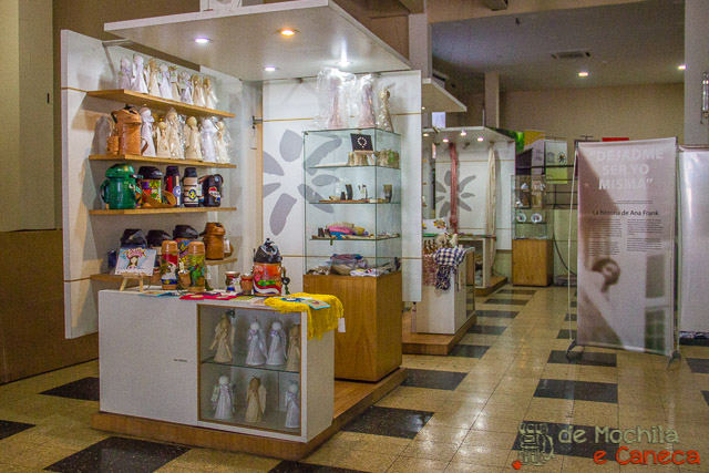 Quiosques de Souvenires dentro da Casa do Turista, na Calle Parma. 