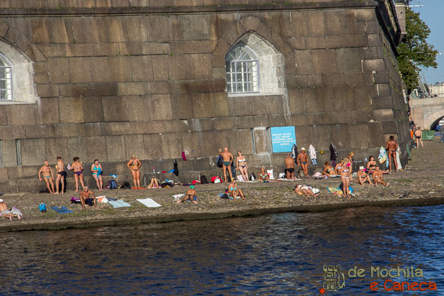 Russos tomando sol nas margens do rio Neva. Fortaleza de Pedro e Paulo-3