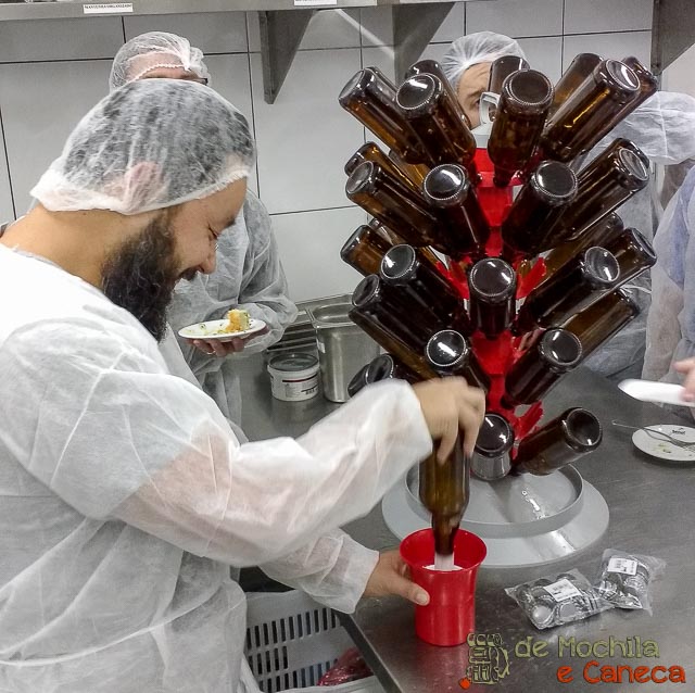 Produção de Cerveja Artesanal na Panela-Sanitização das garrafas. 