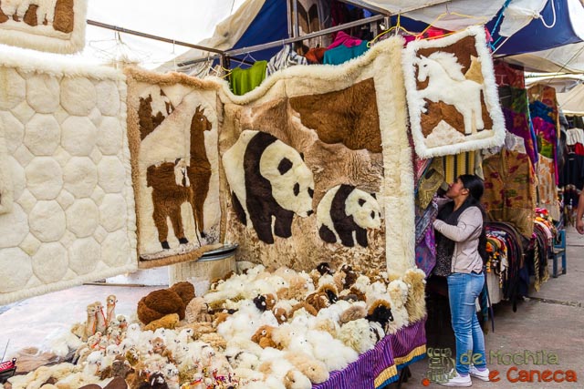 Os belos tapetes com lã de Alpacas. Otavalo Equador- tapete