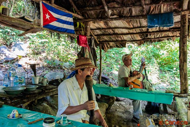 Música cubana enquanto os grãos de café são moídos. Salto del Caburní-Café cubano na hora.