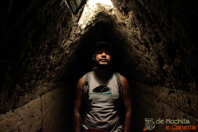 No interior do túnel da Pirâmide de Tenapa. Grande Piramide de Cholula-túnel