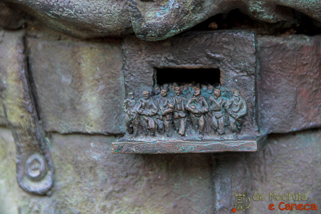 Os 38 companheiros de Che representados no cinturão da estátua. Santa Clara - Cuba-Che Guevara.