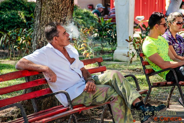 Cubanos desfrutando da Praça. Santa Clara - Cuba-Santa Clara