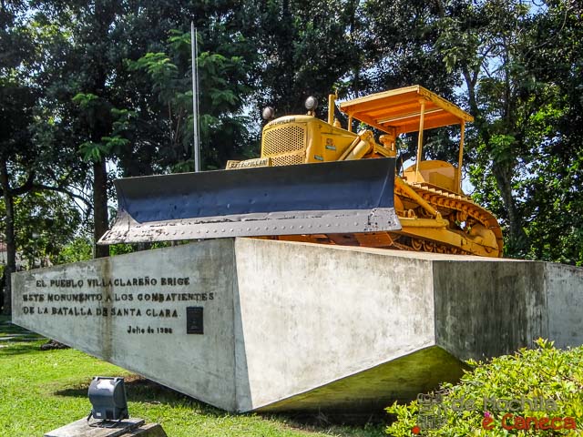 Trator utilizado para descarrilhar o trem de Batista. Santa Clara - Cuba-Trator