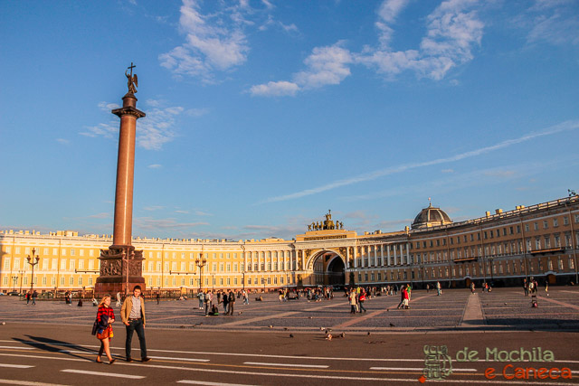 lugares imperdíveis para conhecer em São Petersburgo-Praça do Palácio. 