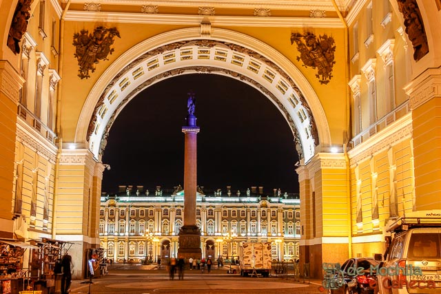 lugares imperdíveis para conhecer em São Petersburgo-Praça do Palácio. 