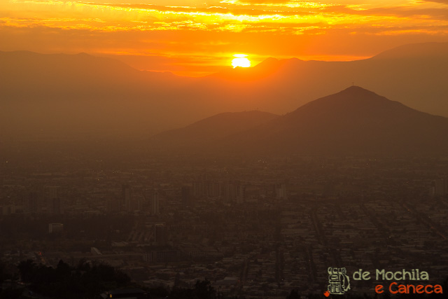 O pôr do sol a partir do Mirante mais alto da América Latina. Sky Costanera - mais alto da América latina-pôr do sol