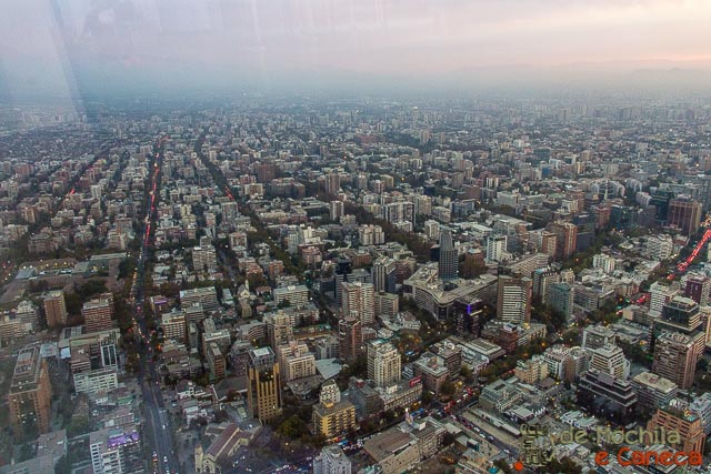 A imensidão de Santiago do Chile. Vista dos edifícios em Santiago - Chile