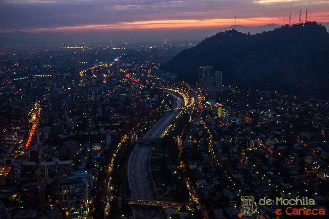 As luzes começam a dar as caras. Visual do Sky Costanera