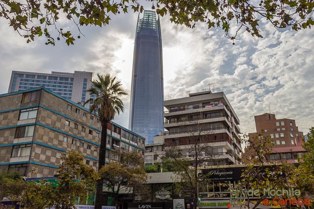 Sky Costanera visto a partir das proximidades da estação de metro. Sky Costanera - prédio mais alto da America Latina