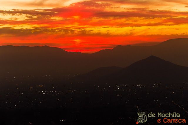 As luzes de Santiago começando a dar as caras. Pôr do Sol. Sky Costanera