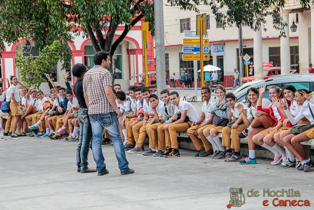 Atrapalhando a aula na praça. Atrapalhando a aula na praça.
