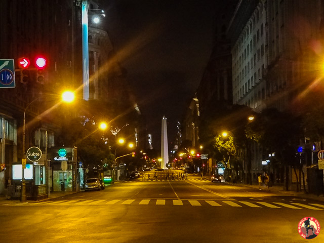 Obelisco visto à partir das proximidades da Plaza de Mayo. Lugares imperdíveis para conhecer em Buenos Aires