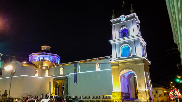 Catedral de Latacunga iluminada à noite. Catedral de Latacunga iluminada à noite.